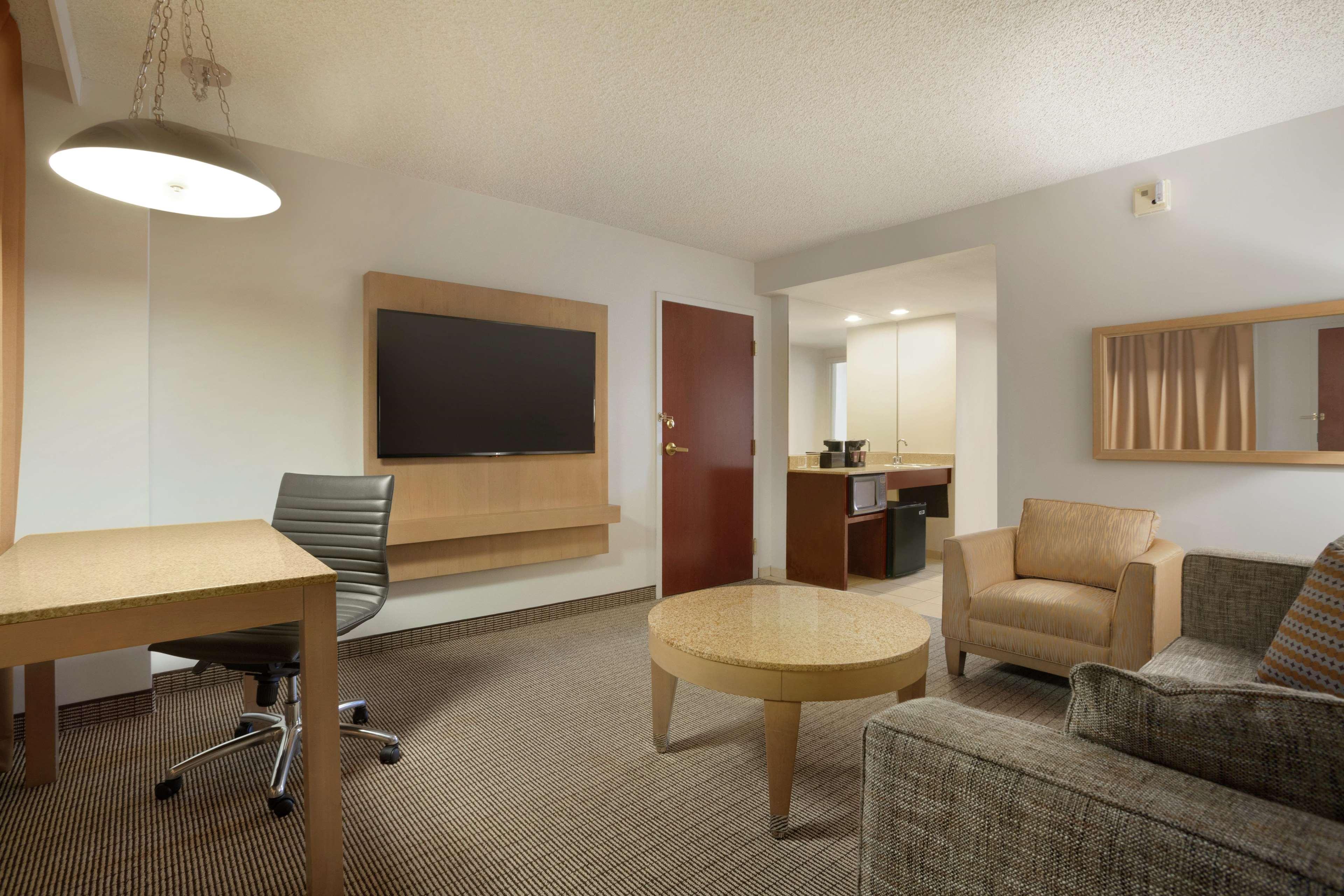 Embassy Suites By Hilton Denver International Airport Exterior foto